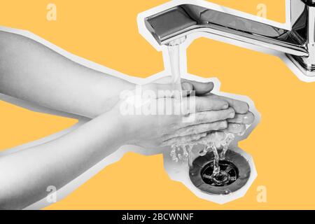 Il bambino sciacqua le mani lavate nel bagno di casa. Concetto di arte Foto Stock