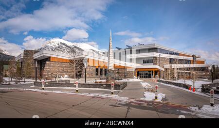 Canmore, Alberta - 4 aprile 2020: Vista della facciata esterna di Elevation Place, il centro ricreativo di Canmore, in una splendida giornata invernale. Foto Stock