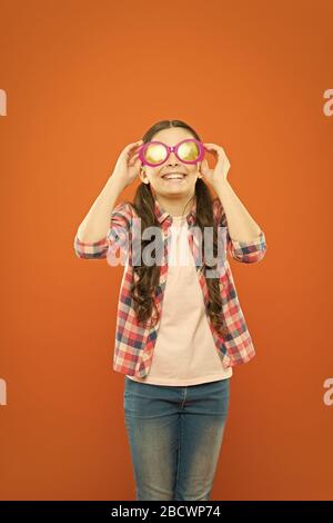 Ragazza ragazzo indossare occhiali. Ottica e la vista di trattamento. Effettivo esercizio occhi lo zoom. Bambino felice con buona visione. La vista e la salute dell'occhio. Migliorare la vista. Occhiali da sole accessorio di fantasia. Foto Stock