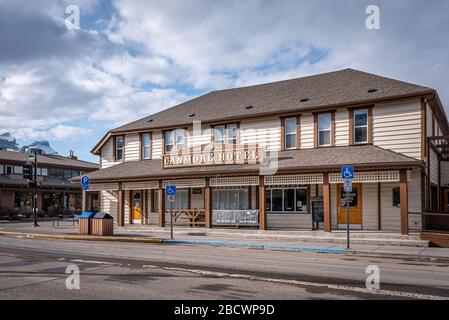 Canmore, Alberta - 4 aprile 2020: Vista dello storico Canmore Hotel nella città di montagna di Canmore Alberta. Canmore è una popolare destinazione turistica Foto Stock