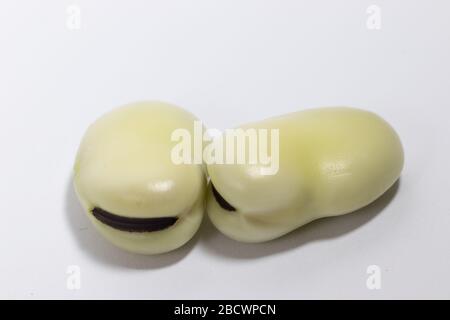 Fave fresche - Vicia faba isolato su sfondo bianco, primo piano Foto Stock