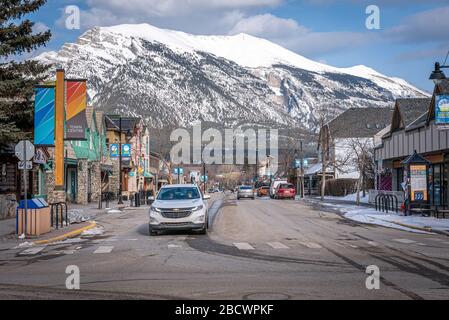 Canmore, Alberta - 4 aprile 2020: Vista delle aziende nella città di montagna di Canmore Alberta. Canmore è una popolare destinazione turistica vicino a Banff Foto Stock