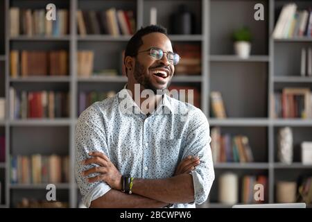 Sorridente biracial uomo divertirsi in piacevole conversazione Foto Stock