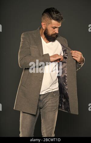 Soggiorni di eleganza nella moda. Moda ragazzo sfondo grigio. Uomo Barbuto verificare tasca nella camicia. Hipster con aspetto di moda. Moda e stile. Casual abbigliamento business. Foto Stock