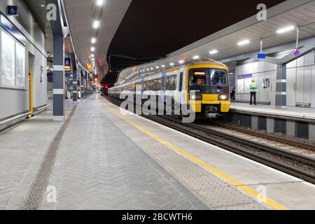 Treni del sud-est classe 465 treni networker 465933 + 465931 alla stazione ferroviaria di London Bridge di notte. Foto Stock