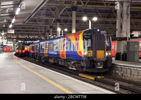 Ferrovia sud occidentale Siemens Desiro treni classe 450 alla stazione di London Waterloo Foto Stock