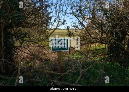 Privato, nessun diritto di accesso al bordo di un campo agricolo in Warwickshire, Regno Unito