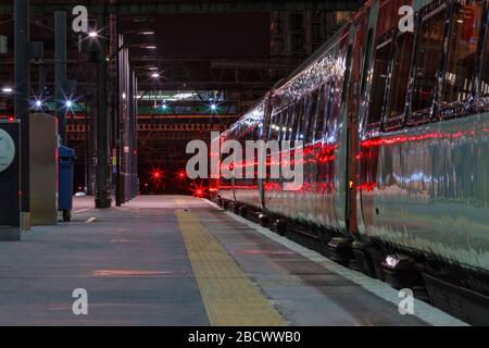 TRENO LNER MK 4 Intercity 225 in attesa di partire dalla stazione di London Kings Cross con segnali ferroviari rossi prima dell'alba Foto Stock