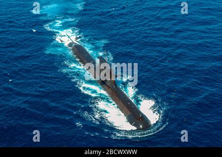 Una veduta aerea del sottomarino australiano della Classe Collins della Marina militare HMAS Rankin che naviga sulla superficie.. Foto Stock