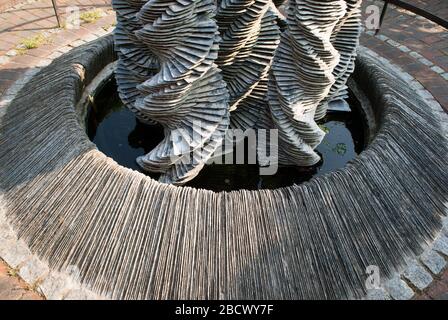 Seven Slate Towers Cut Slate Spiral Water Fountain Royal Botanic Gardens Kew Gardens, Richmond, Londra di Harvey Ackroyd Dan Harvey Foto Stock