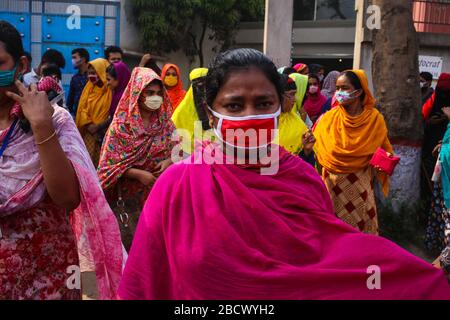 Dhaka, Bangladesh. 05th Apr, 2020. I proprietari di indumenti hanno dichiarato di chiudere le loro fabbriche fino a nuovo avviso a causa della diffusione in mezzo di nuovi coronavirus (CoVid-19). Complessivamente 88 persone sono state infettate da Covid-19 in Bangladesh, di cui 9 sono morte confermate da IEDCR. (Foto di MD Rakibul Hasan/Pacific Press) credito: Pacific Press Agency/Alamy Live News Foto Stock