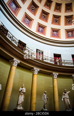 La sala d'ingresso del Bode Museum sull'Isola dei Musei di Berlino ha una ricchezza di tesori. Foto Stock