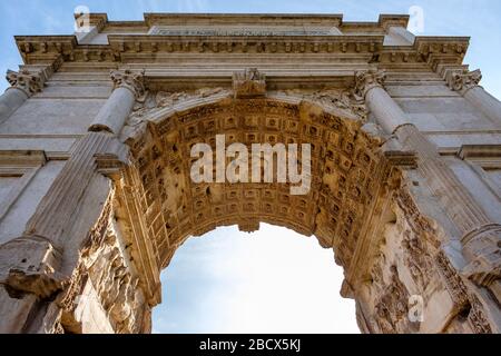 Edifici dell'antica Roma, dettaglio, primo piano dei rilievi dell'Arco di Tito, via Sacra, foro Romano, Roma, Italia. Foto Stock