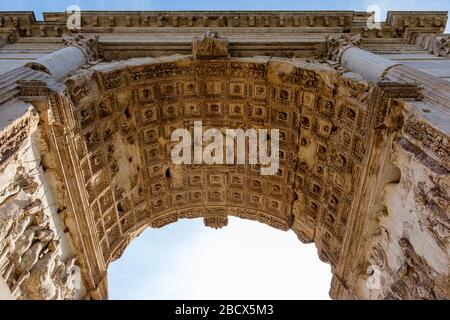 Edifici dell'antica Roma, dettaglio, primo piano dei rilievi dell'Arco di Tito, via Sacra, foro Romano, Roma, Italia. Foto Stock