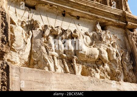 Edifici dell'antica Roma, dettaglio, primo piano dei rilievi dell'Arco di Tito, pannello interno nord, Tito come trionfatore, via Sacra, foro Romano, Roma, Italia. Foto Stock