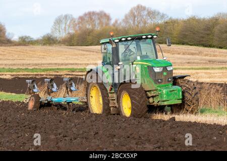 Trattore John Deere l'aratura Foto Stock
