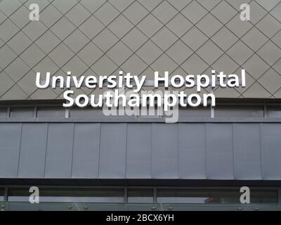 L'ingresso principale dell'University Hospital Southampton, Coxford Road, Shirley, Southampton, Regno Unito, un grande ospedale universitario dell'NHS nell'Hampshire, Inghilterra Foto Stock