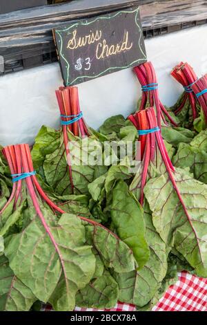 Pacchetti di Swiss Chard in vendita presso un mercato agricolo a Issaquah, Washington, USA Foto Stock