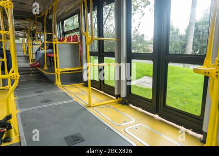 5 aprile 2020: L'interno di un autobus del sistema di trasporto pubblico, transmilenio della città di Bogotà, vuoto. Nella quarantena ordinata dal governo per fermare la diffusione del coronavirus, COVID-19 credito: Daniel Garzon Herazo/ZUMA Wire/Alamy Live News Foto Stock