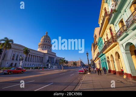 Havana, Cuba – 16 febbraio 2020: Il Campidoglio nazionale (Capitolio Nacional de la Habana) è un edificio pubblico e uno dei siti più visitati Foto Stock