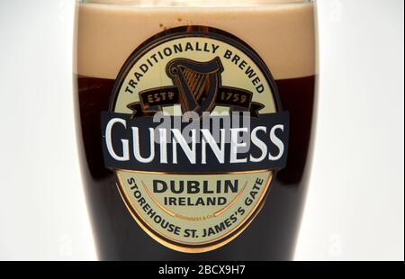 Montreal, Canada - 15 marzo 2020: Un originale bicchiere Guinness di birra scura. Guinness è una scura stout irlandese secco che ha avuto origine nel birrificio o Foto Stock