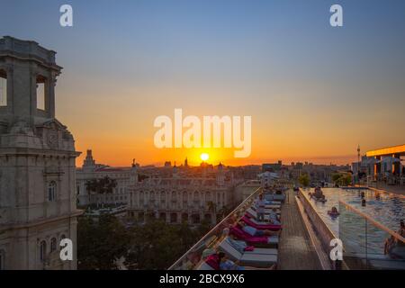 Havana, Cuba – 16 gennaio 2020: Vista panoramica del centro storico di Havana (Havana Vieja) e del Capitolio al tramonto dalla terrazza sul tetto del Foto Stock