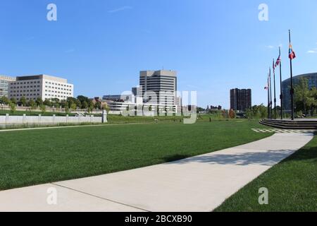 Vista magnifica dello skyline del centro di Columbus, Ohio, il ponte largo del fiume Scioto, costruzione di strade, parco di Genova e sentiero a piedi del parco Alexander Foto Stock