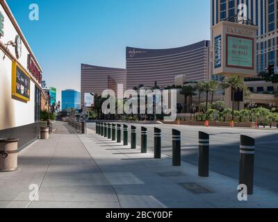 4 aprile 2020, Las Vegas, Nevada, Stati Uniti, la strada pedonale deserta di Las Vegas Boulevard a causa della chiusura di Covid-19 Foto Stock