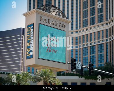 4 aprile 2020, Las Vegas, Nevada, USA, Palazzo Casino segno con andra tutto bene (tutto andrà bene) messaggio a causa di Covid-19 chiuso Foto Stock