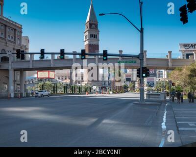 4 aprile 2020, Las Vegas, Nevada, USA, quasi deserta Las Vegas Boulevard a causa della chiusura di Covid-19 Foto Stock
