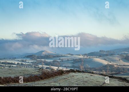 Campi agricoli panoramici al mattino autunnale frosty in Shropshire, Regno Unito Foto Stock