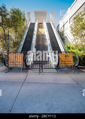 4 aprile 2020, Las Vegas, Nevada, Stati Uniti, arresto e recintato fuori scala mobile sulla Las Vegas Boulevard Strip a causa di Covid-19 chiuso Foto Stock