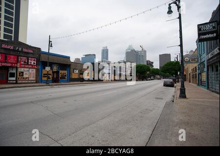 05 aprile 2020: Il centro di Sixth Street è salito a causa di Covid-19. Una vivace posizione per i turisti e la gente del posto per bar hop per musica dal vivo, è una città fantasma. Austin, Texas. Mario Cantu/CSM. Foto Stock