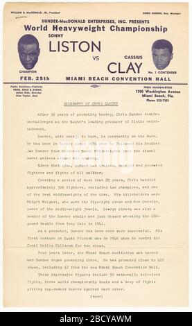 Documento di un disegno biografico di Chris Dundee. Questo disegno biografico scritto di Chris Dundee, l'addestratore di Cassius Clay, fa parte del kit stampa per la lotta 1964 del campionato mondiale di pesi massimi di Liston vs. Clay messa insieme da Dundee-MacDonald Enterprises, Inc. All'inizio, il testo grande legge, 'LISTON vs. Documento di un disegno biografico di Chris Dundee Foto Stock