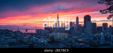 San Francisco Skyline con spettacolare Sunrise, California, USA Foto Stock