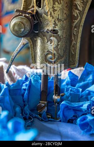 Zerbini fatti in casa sulla vecchia macchina da cucire, vista ravvicinata. Thailandia Foto Stock