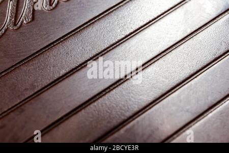 Primo piano di un blocco di cioccolato fondente. Cioccolato di fondo. Messa a fuoco selettiva. Foto Stock