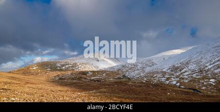 Colline coperte di neve alla luce del sole del pomeriggio sopra i linnfoot di talla. Confini scozzesi. Scozia Foto Stock