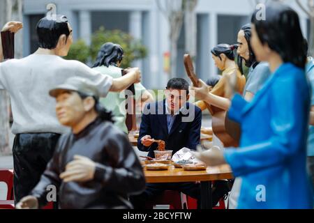 Pechino, provincia cinese di Hubei. 5 Aprile 2020. Un uomo ha un pasto accanto alle statue in un ristorante all'aperto a Wuhan, nella provincia di Hubei della Cina centrale, il 5 aprile 2020. Credit: Shen Bohan/Xinhua/Alamy Live News Foto Stock