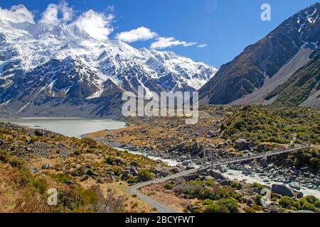 Ponte sospeso attraverso il fiume Hooker sulla Hooker Valley Track Foto Stock