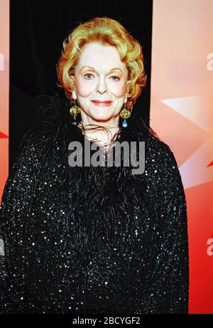 05 aprile 2020 - l'attrice e attivista canadese Shirley Douglas, madre dell'attore Kiefer Sutherland e figlia del compianto Tommy Douglas (ex Premier Saskatchewan e fondatore del sistema Medicare del Canada) è morto all'età di 86 anni. File Foto: 2004 Canada's Walk of Fame, Roy Thomson Hall, Toronto, Ontario, Canada. (Immagine di credito: © Brent Perniac/AdMedia tramite filo ZUMA) Foto Stock