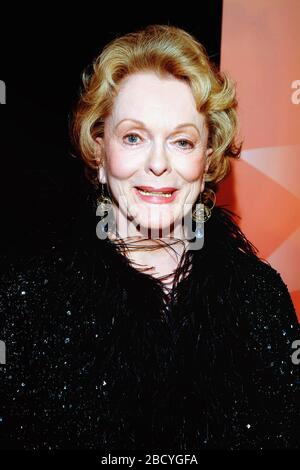 05 aprile 2020 - l'attrice e attivista canadese Shirley Douglas, madre dell'attore Kiefer Sutherland e figlia del compianto Tommy Douglas (ex Premier Saskatchewan e fondatore del sistema Medicare del Canada) è morto all'età di 86 anni. File Foto: 2004 Canada's Walk of Fame, Roy Thomson Hall, Toronto, Ontario, Canada. (Immagine di credito: © Brent Perniac/AdMedia tramite filo ZUMA) Foto Stock