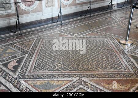 Pavimento ornatamente piastrellato negli Appartamenti Papali che ora fanno parte dei Musei Vaticani. Foto Stock