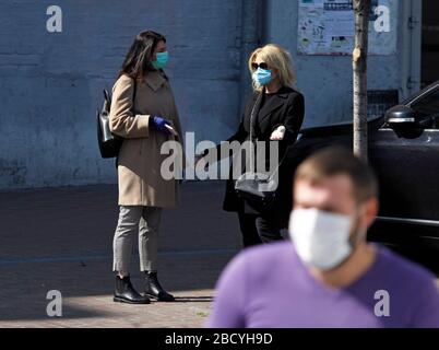 Kiev, Ucraina. 2 aprile 2020. Le persone che indossano maschere facciali come misura preventiva contro il coronavirus COVID-19 sono viste la strada.il governo ucraino ha approvato nuove misure di quarantena rafforzate dal 06 aprile 2020 per frenare la diffusione del coronavirus Covid 19, tra cui previsto un picco che è previsto in Ucraina per il 14-15 aprile 2020. Credit: SOPA Images Limited/Alamy Live News Foto Stock