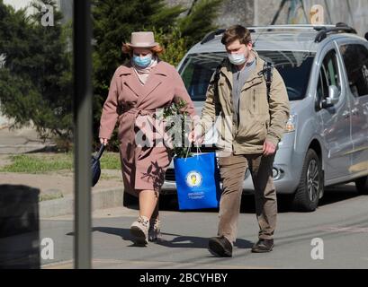 Kiev, Ucraina. 2 aprile 2020. Una coppia che indossa maschere facciali come misura preventiva contro la passeggiata del coronavirus COVID-19 sulla strada.il governo ucraino ha approvato nuove misure di quarantena rinforzate dal 06 aprile 2020 per frenare la diffusione del coronavirus Covid 19, in mezzo ha previsto un picco che è previsto in Ucraina per il 14-15 aprile 2020. Credit: SOPA Images Limited/Alamy Live News Foto Stock