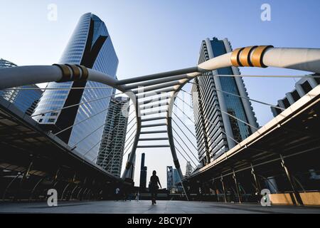 Bangkok, Thailandia. 3 Aprile 2020. Una vista dei grattacieli e dei sistemi di transito rapido degli autobus all'incrocio di Sathorn-Narathiwas. Credit: Amphol Thongmueangluang/SOPA Images/ZUMA Wire/Alamy Live News Foto Stock