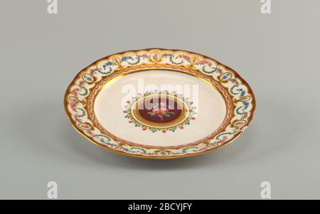Piatto da pranzo. Ricerca in ProgressCircular piatto stampato con ampio bordo verniciato a fondo viola con continui swags floreali smaltati e dorati in blu, rosa e verde, con capesante dorate. Centro con bordo floreale, bordo dorato, e spray al centro le rane contro la terra viola. Piatto da pranzo Foto Stock