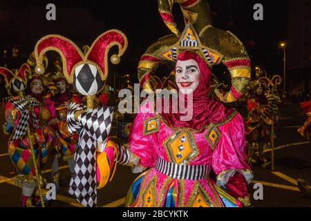 Ballerini splendidamente vestiti, che presentano i loro costumi durante l'annunciante Parata del Carnevale Foto Stock
