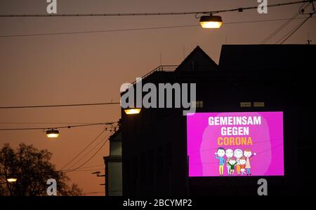 Stoccarda, Germania. 06th Apr, 2020. Il testo "insieme contro Corona" è scritto su un tabellone prima dell'alba. Credit: Sebastian Gollnow/dpa/Alamy Live News Foto Stock