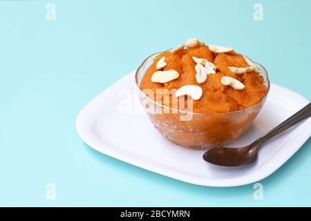Dolce tradizionale indiano, SemolinaSuji Halwa anche conosciuto come dolce Rava Sheera O Shira - festa indiana dolce guarnito con frutta secca, dessert indiano Foto Stock